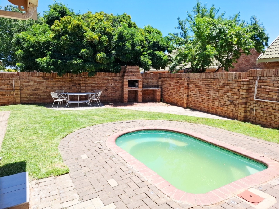 3 Bedroom Property for Sale in Langenhovenpark Free State
